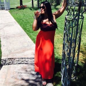 Beautiful maxi dress unfortunately a little bit too tight in the best area now.